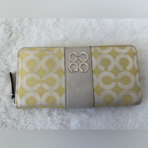 Coach zip around Wallet EUC - Picture 8 of 9